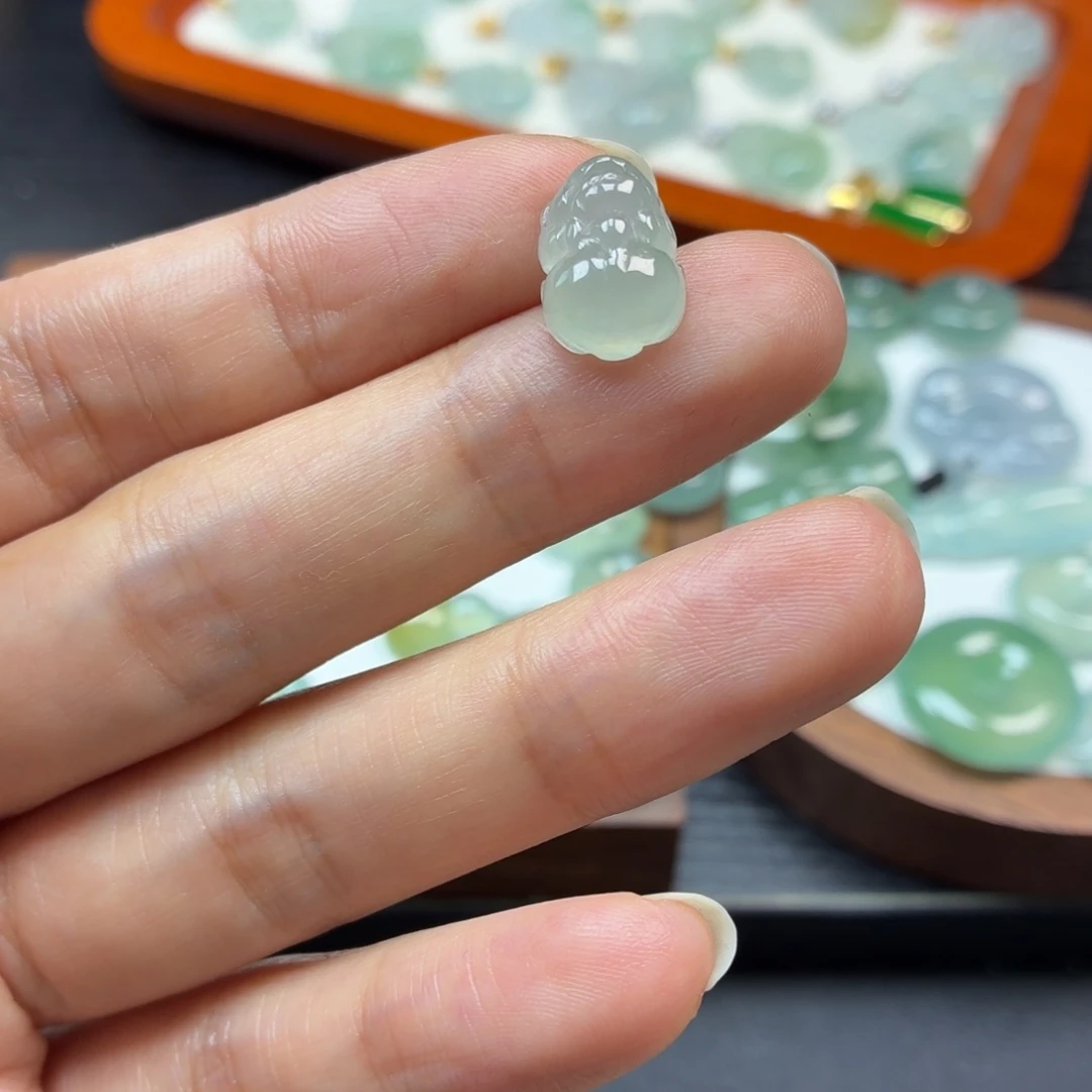 翡翠未镶嵌颈饰貔貅
