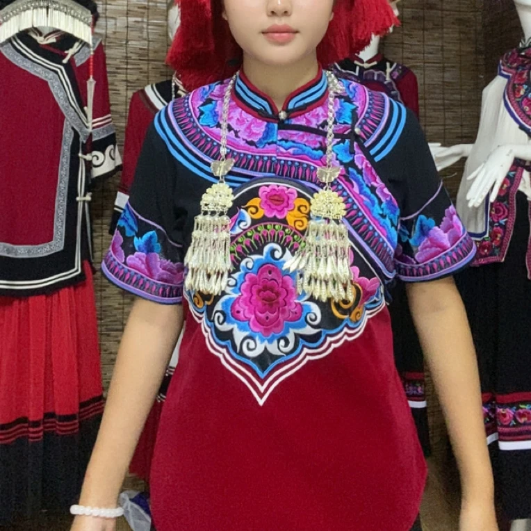 云南文山彝族短袖绣花女装民族演出服装