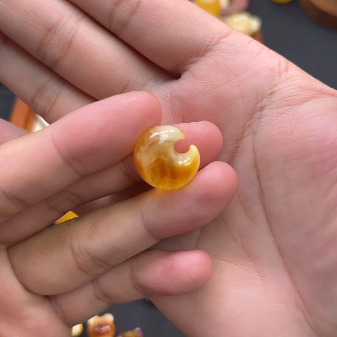 一***女琥珀未镶嵌珠宝奇石