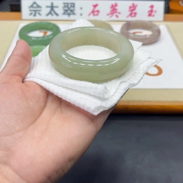 未镶嵌手镯石英质玉?****