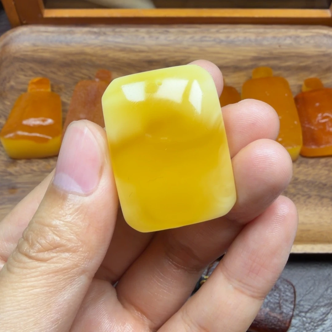 琥珀未镶嵌吊坠(赠链)