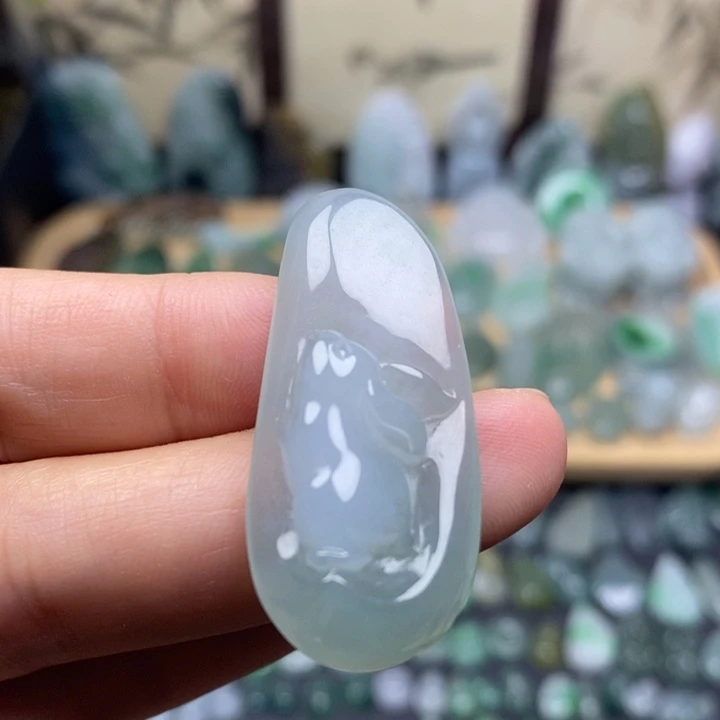 翡翠未镶嵌颈饰兔子