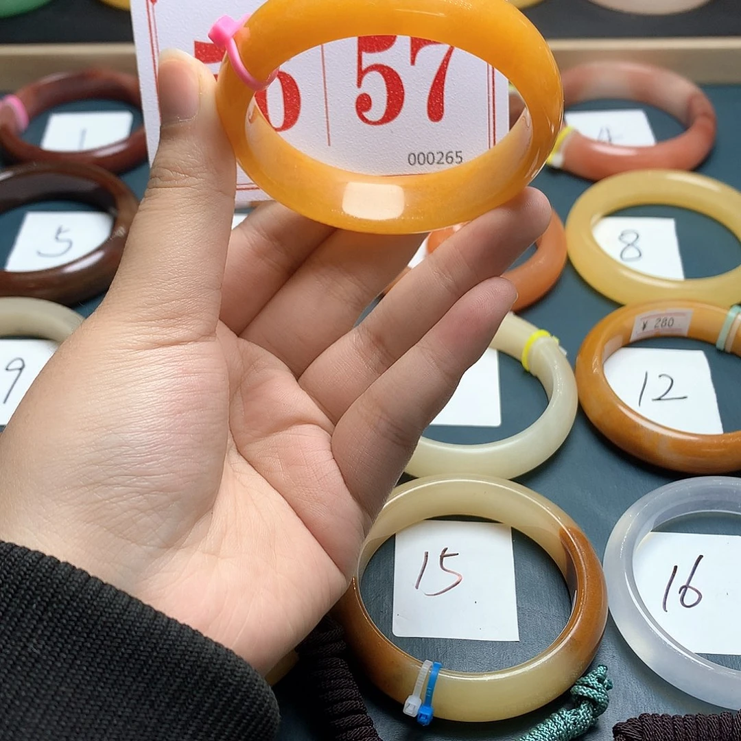 未镶嵌石英质玉（黄龙玉）手镯