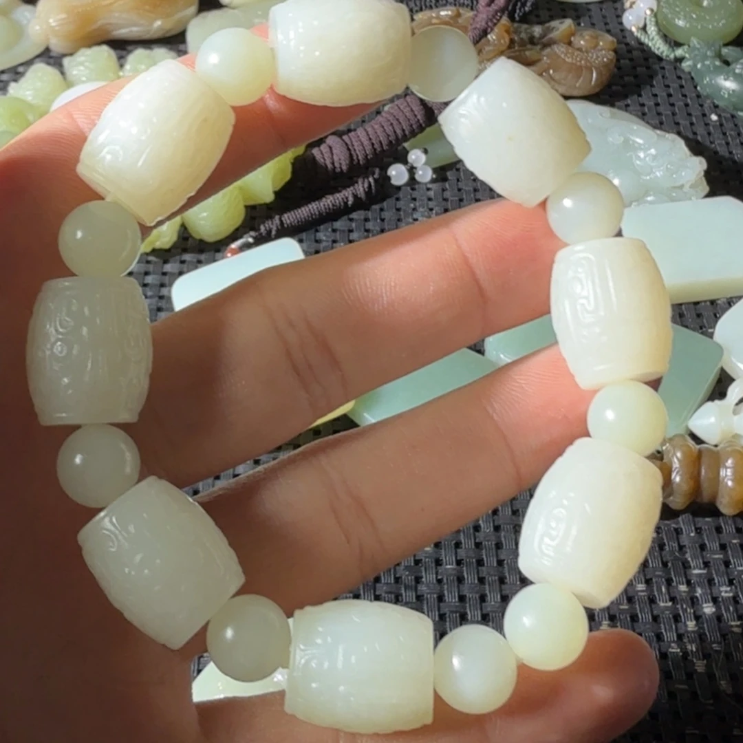 点***.和田玉未镶嵌颈饰