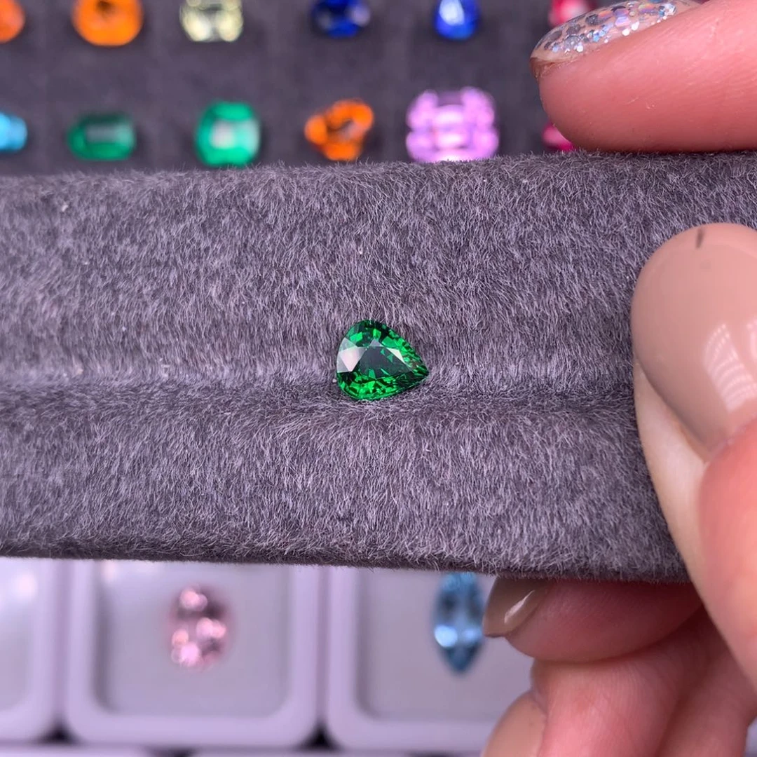 石榴石（沙弗莱）珠宝半成品未镶嵌1.22ct沙弗莱全净无暇