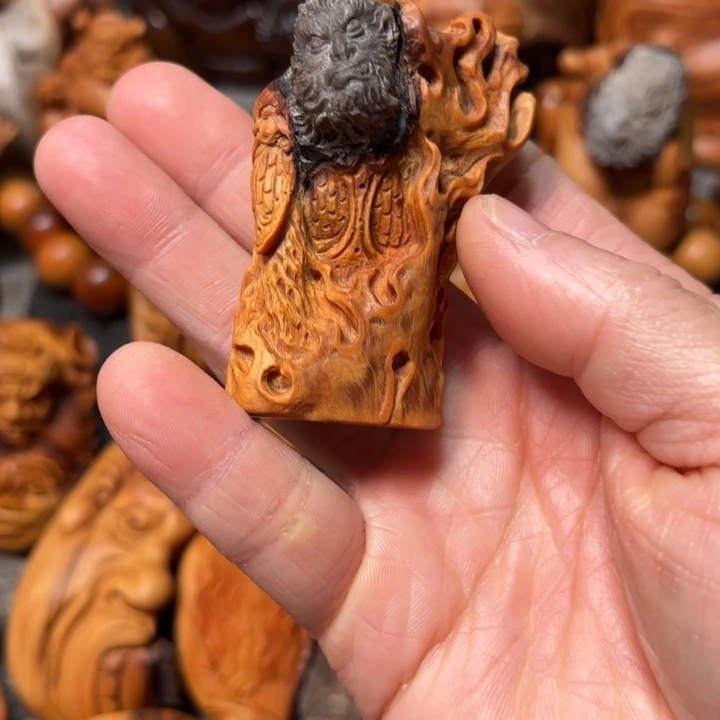 马***柒柏木石雕大圣手把件