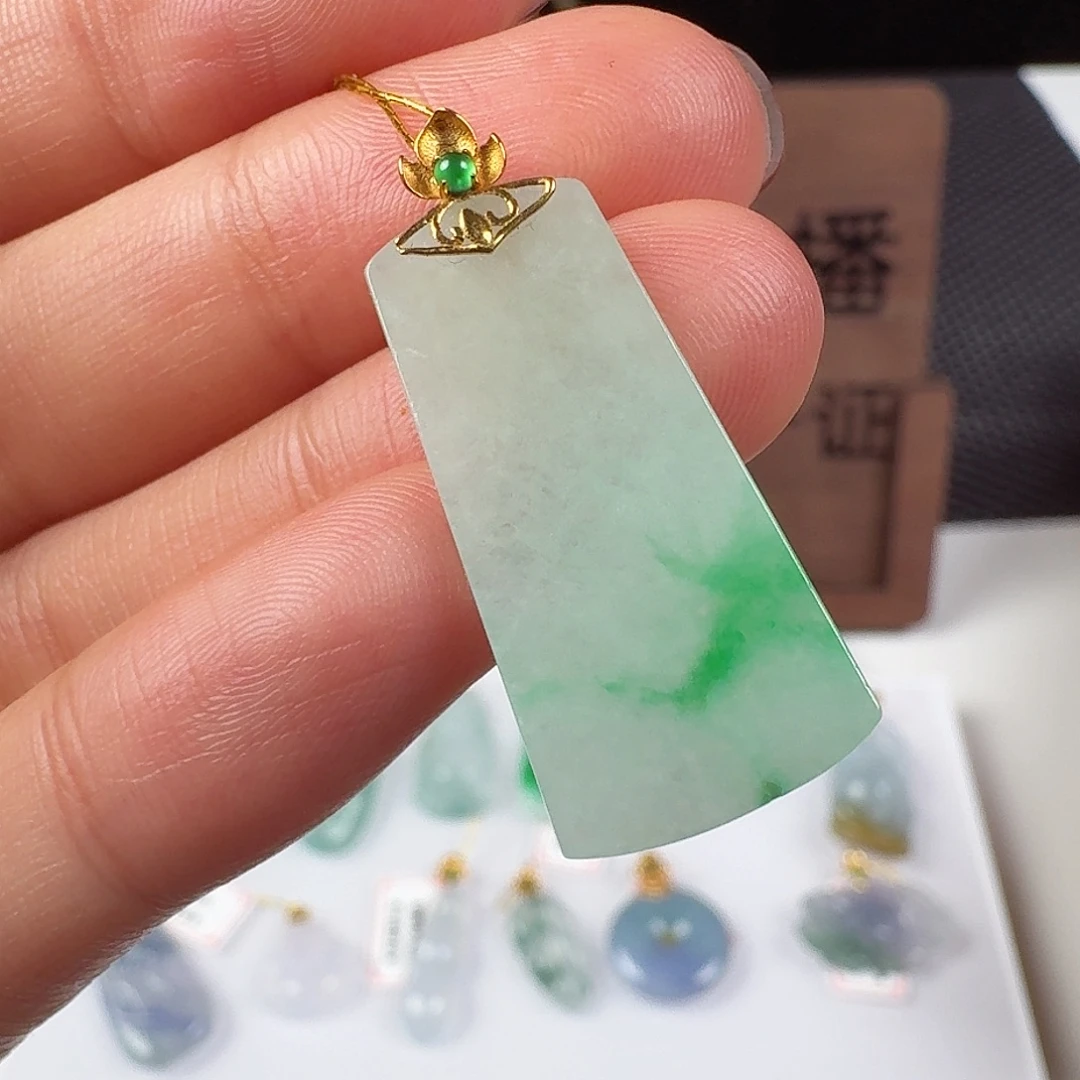 翡翠18K金镶嵌颈饰
