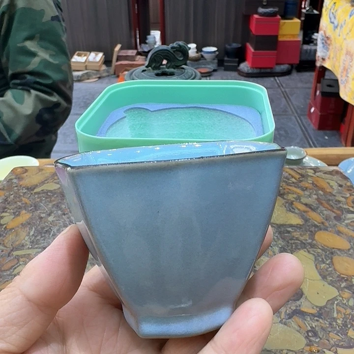 汝瓷杯一个，瓷。。。品茗