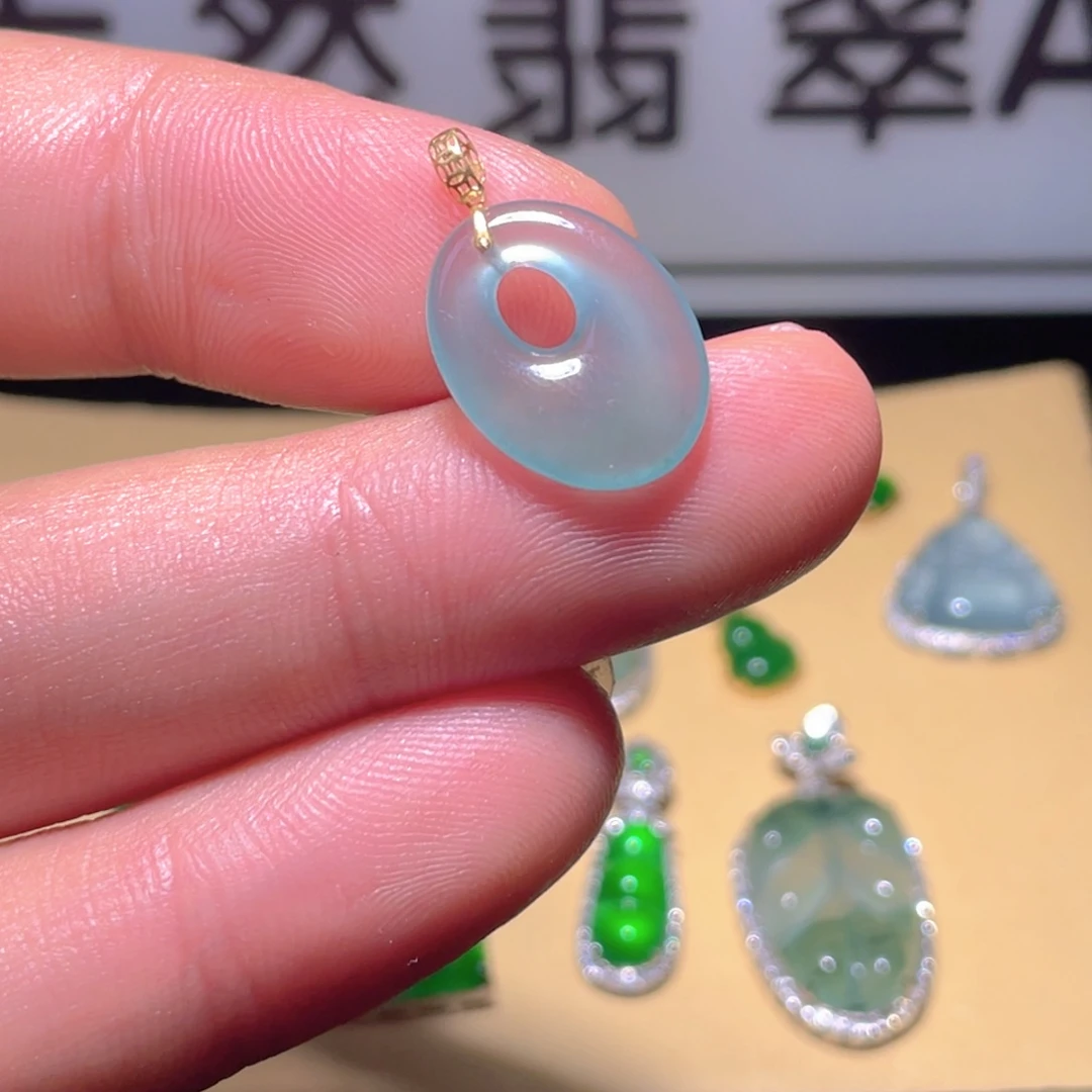 翡翠18K金镶嵌颈饰