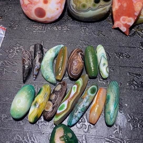 石英质玉未镶嵌珠宝半成品南*子