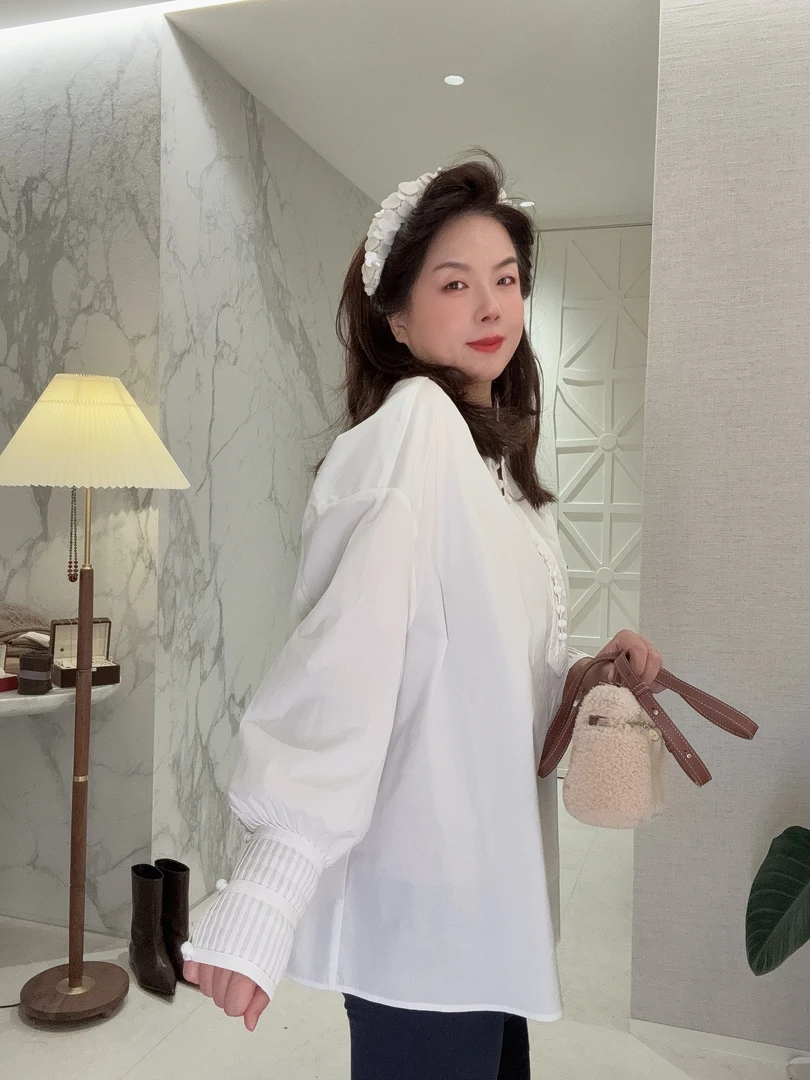 小圆扣半开领娃娃版衬衣