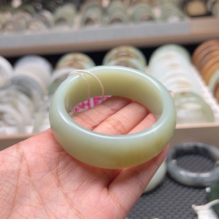 和田玉手镯未镶嵌差**吧