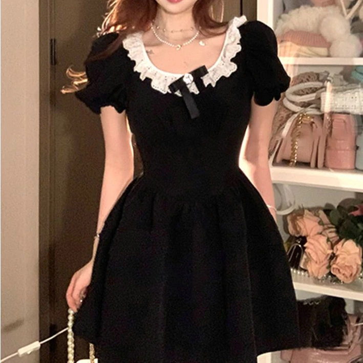 法式高级感赫本风千金感小黑裙女夏季小众方领蝴蝶结泡泡袖连衣裙