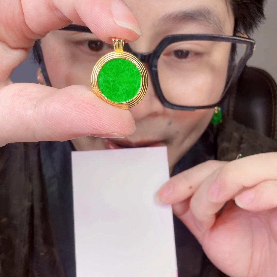 翡翠未镶嵌颈饰一件