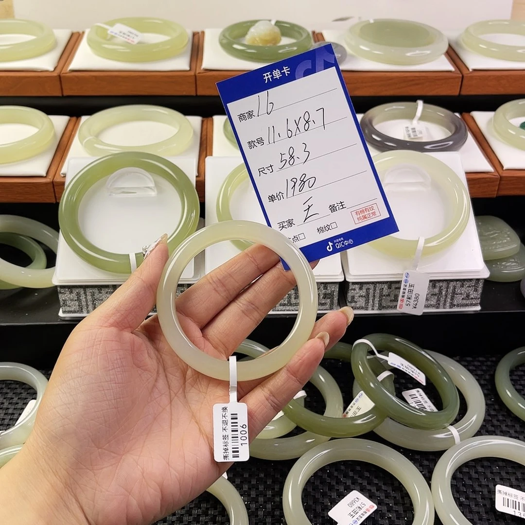 和田玉手镯未镶嵌王****吖