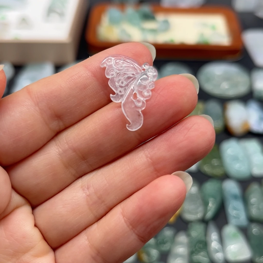 翡翠未镶嵌颈饰蝴蝶