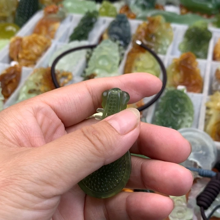 岁***好蛇纹石玉未镶嵌颈饰