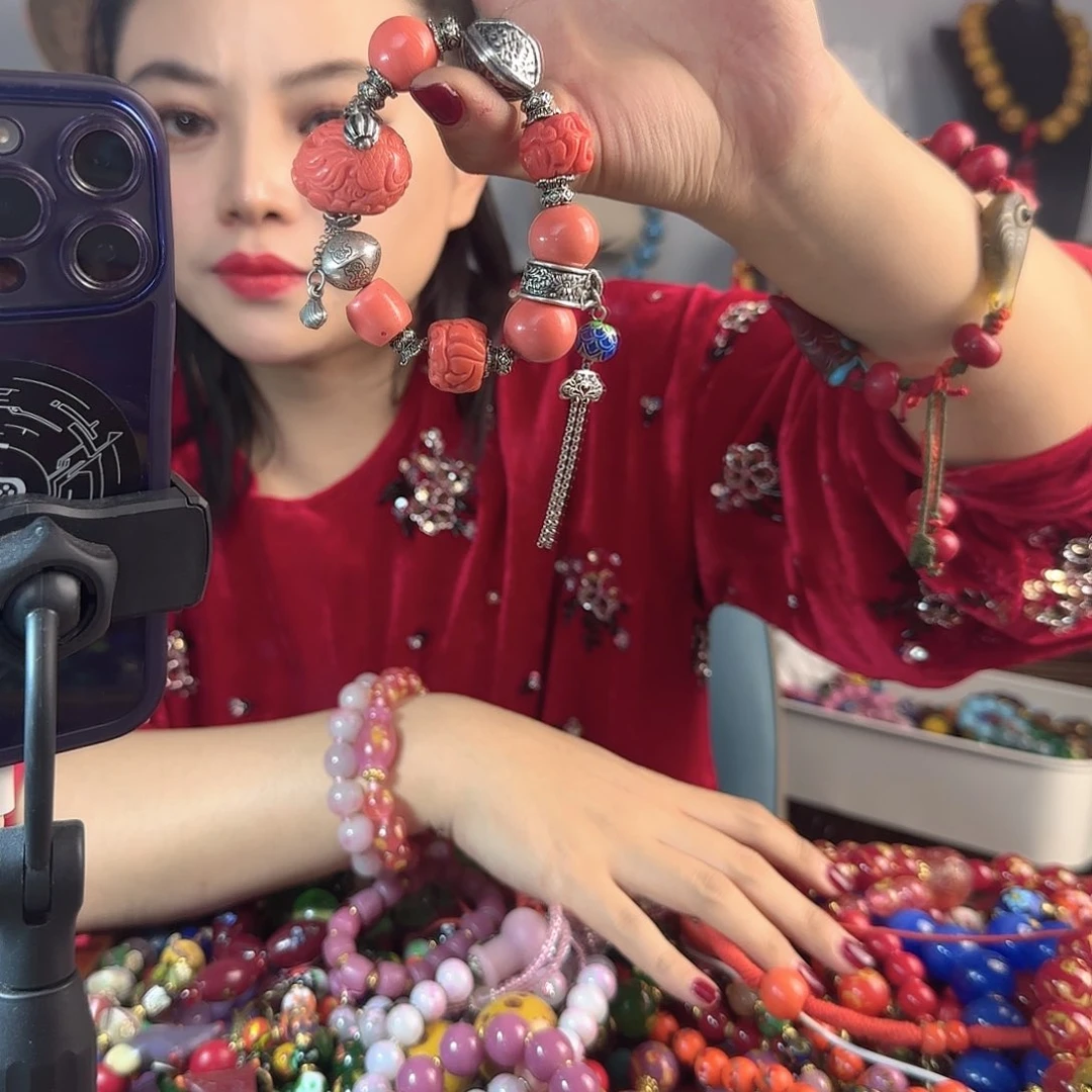 玻璃颈饰?*u老琉璃的故事是一个人的故事吗