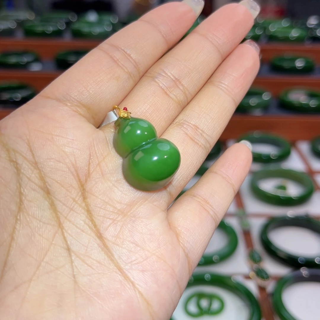 颈饰18K金镶嵌和田玉葫芦