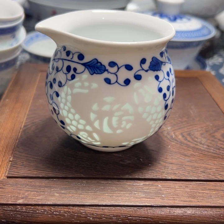 陶瓷手绘福鱼雕刻公道杯