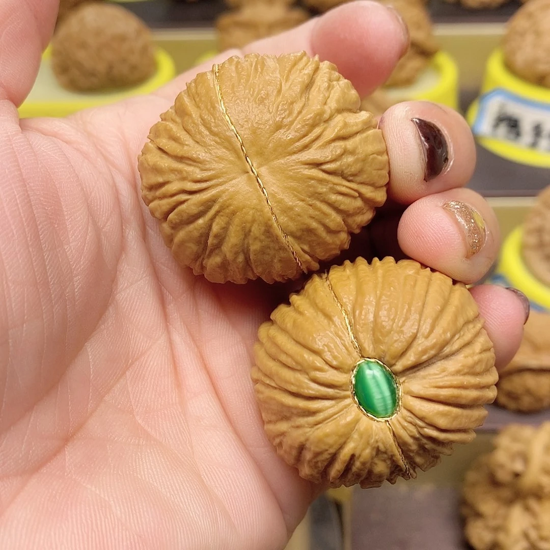 文玩核桃吊坠金丝猴头