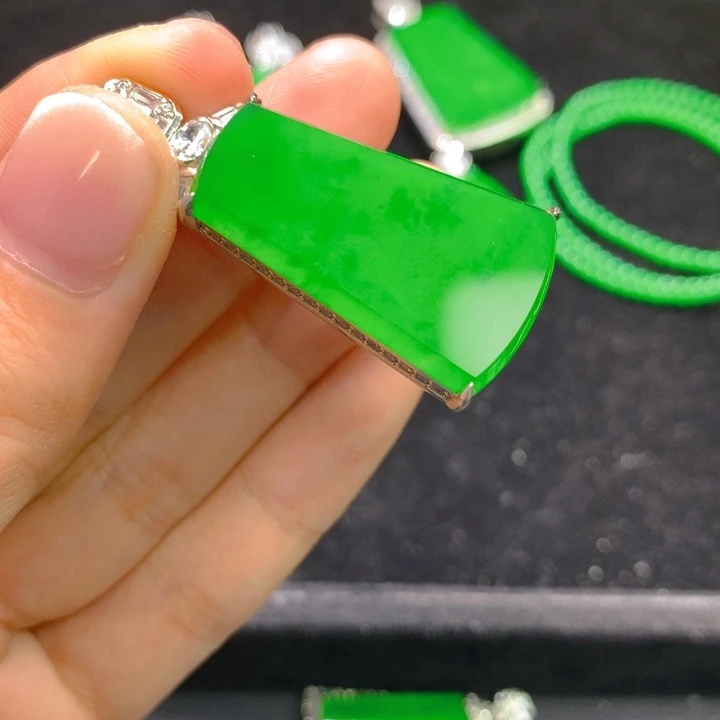 翡翠银S925镶嵌颈饰一个