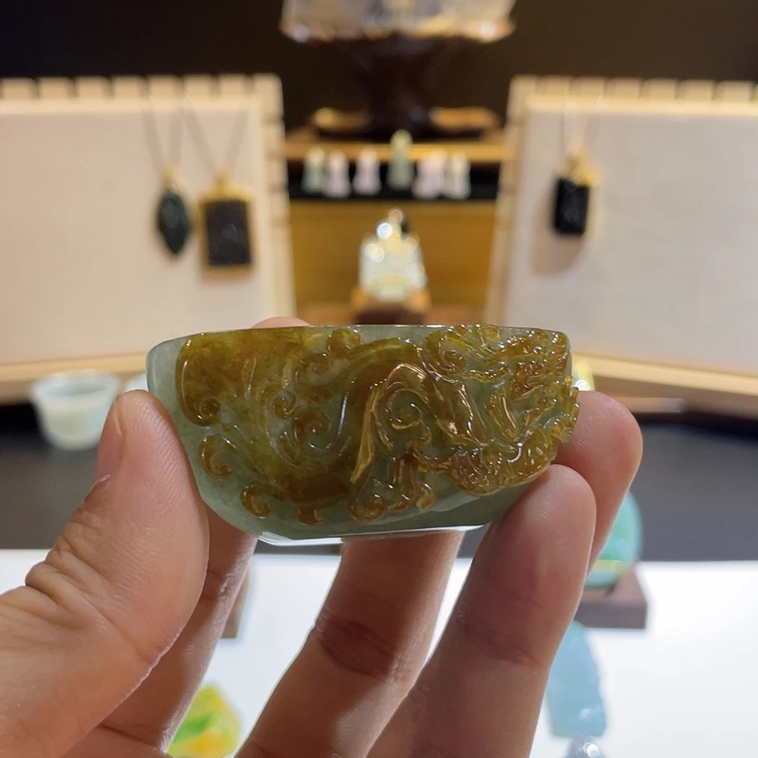 翡翠未镶嵌颈饰聚宝盆