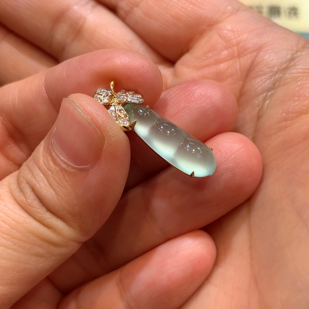 翡翠18K金镶嵌颈饰吊坠