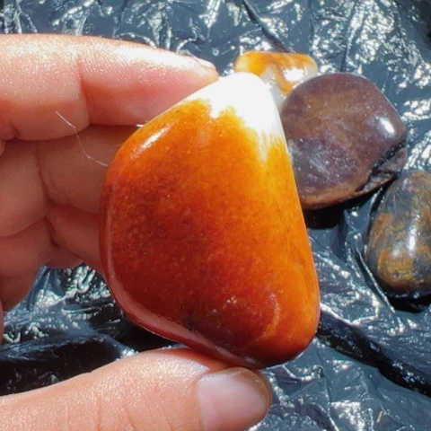 和田玉未镶嵌珠宝奇石56.5克