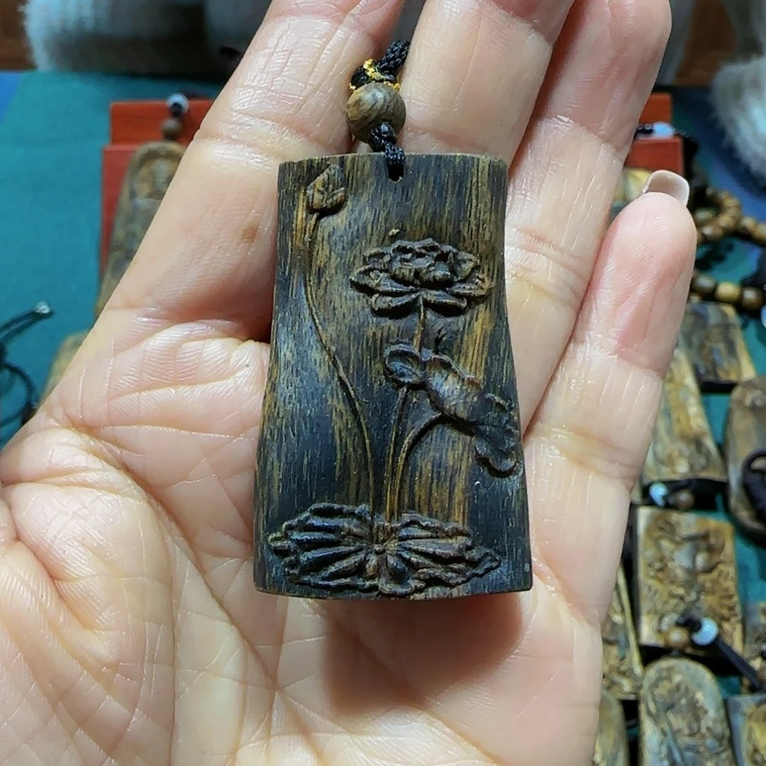 沉香吊坠海南绿奇张勺子老料雕刻荷花带绳7.5克