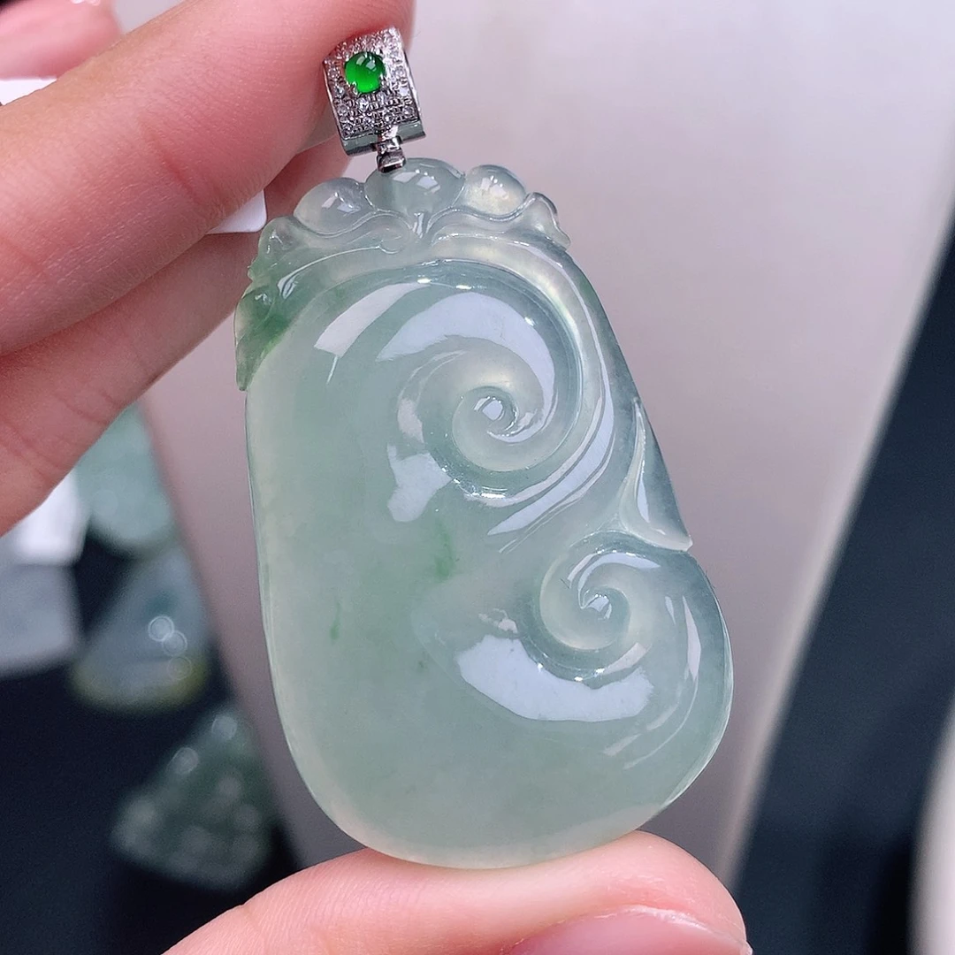 颈饰18K金镶嵌翡翠冰胶甜绿大如意