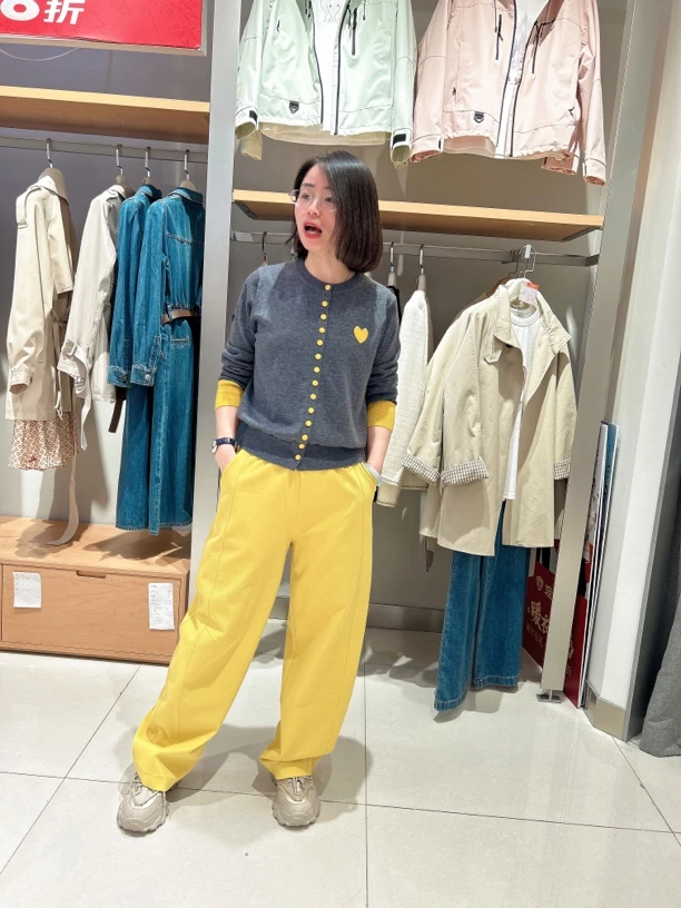 黄色爱心带扣针织衫