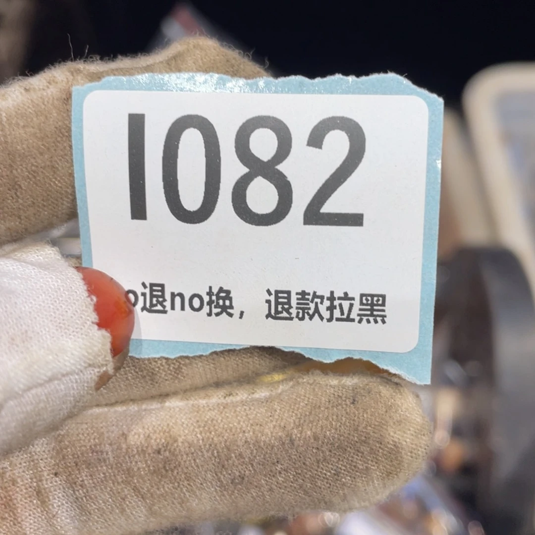 放***：瓷片表姐直播火爆热卖