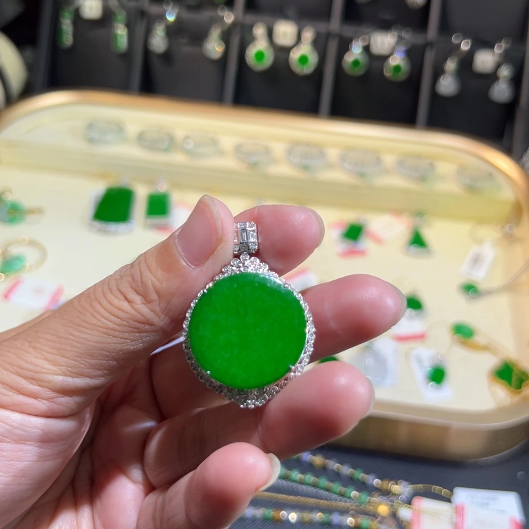 翡翠18K金镶嵌颈饰吊坠