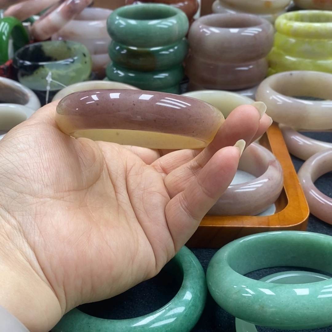 半***。未镶嵌手镯石英质玉