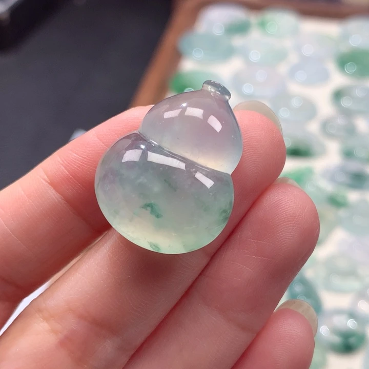 翡翠未镶嵌颈饰冰种飘花大葫芦