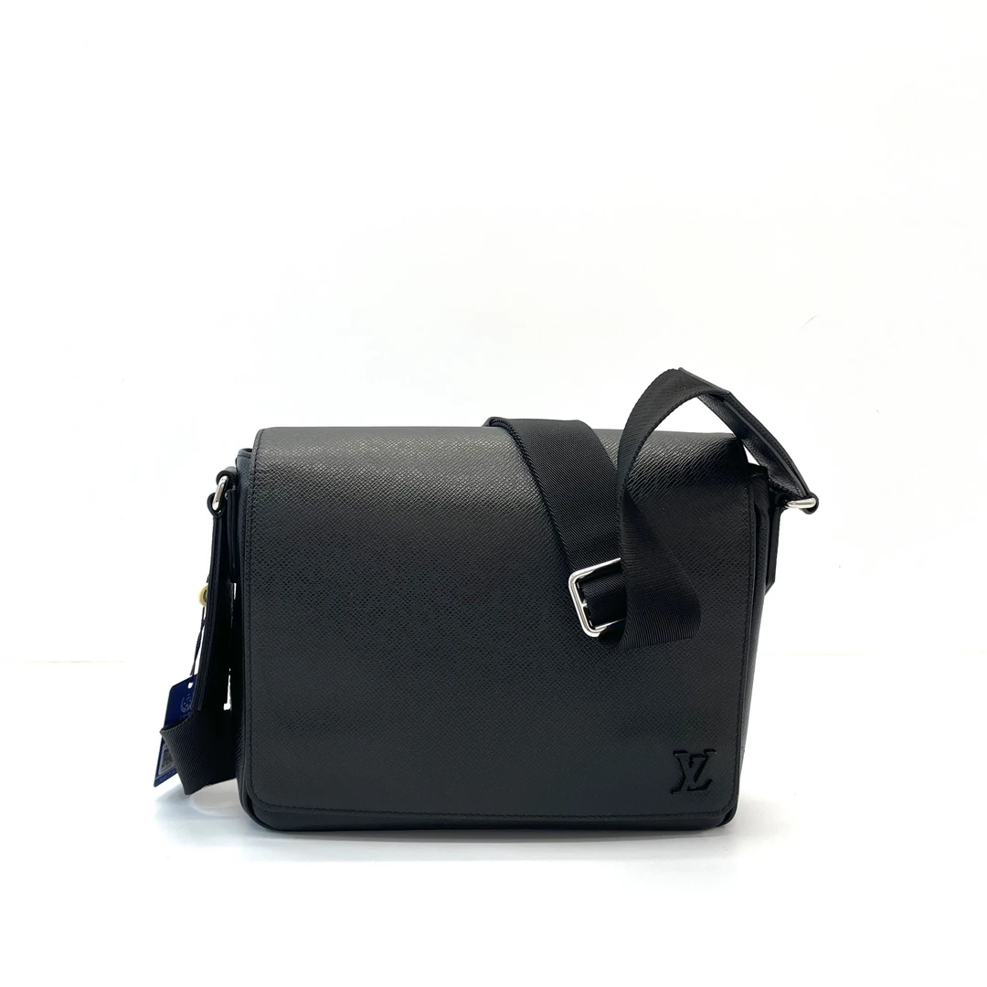 95新 LouisVuitton/路易威登 98新 District黑色压纹邮差公文包
