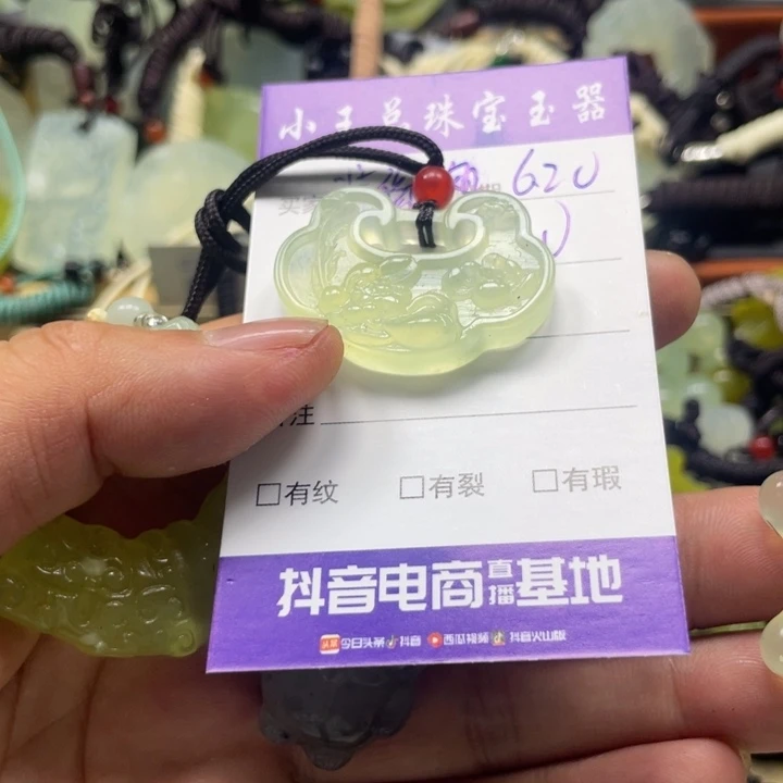 装***姐蛇纹石玉未镶嵌颈饰