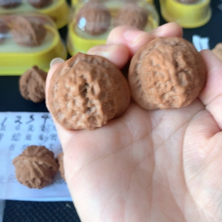 文玩核桃吊坠38尺瓷娃娃