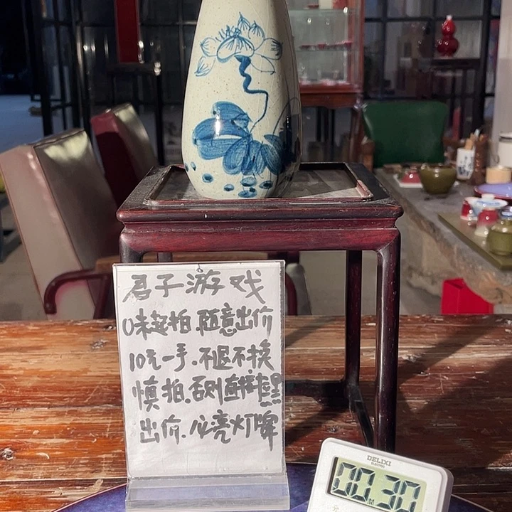 瓷片了**士978 and the other