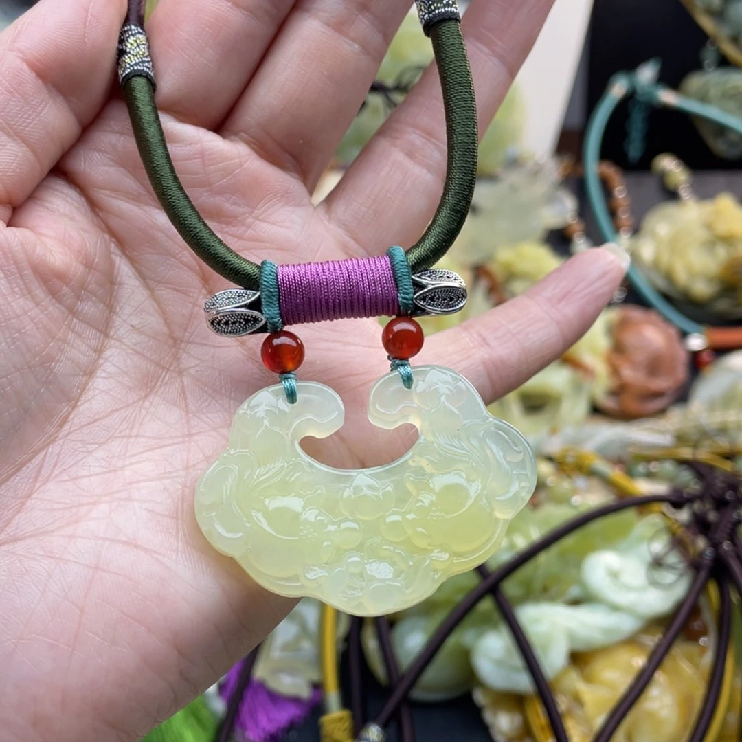 蛇纹石玉颈饰未镶嵌