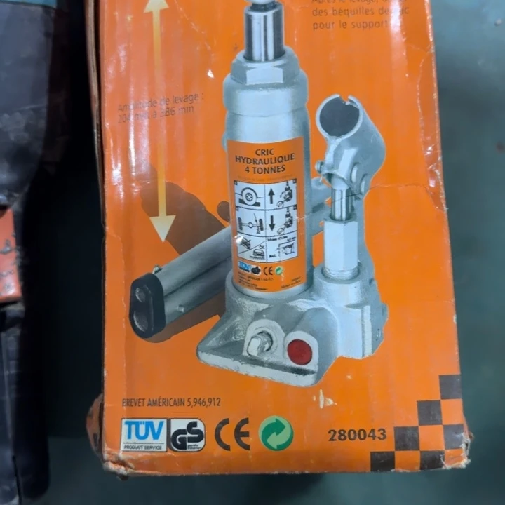 千斤顶一台发货4吨