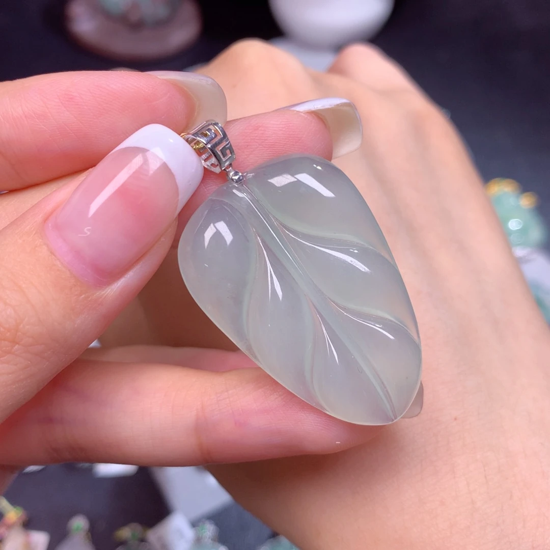 颈饰18K金镶嵌翡翠不****卿叶子