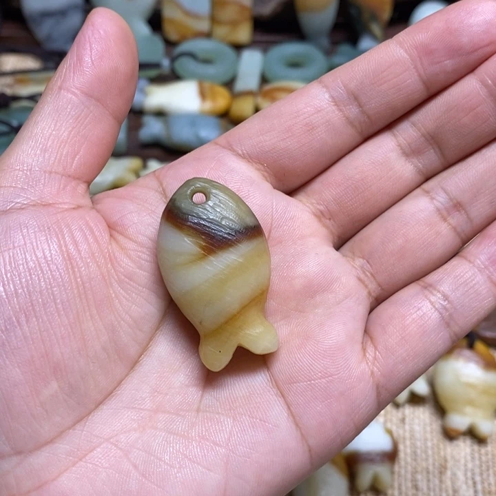 画***的蛇纹石玉未镶嵌颈饰