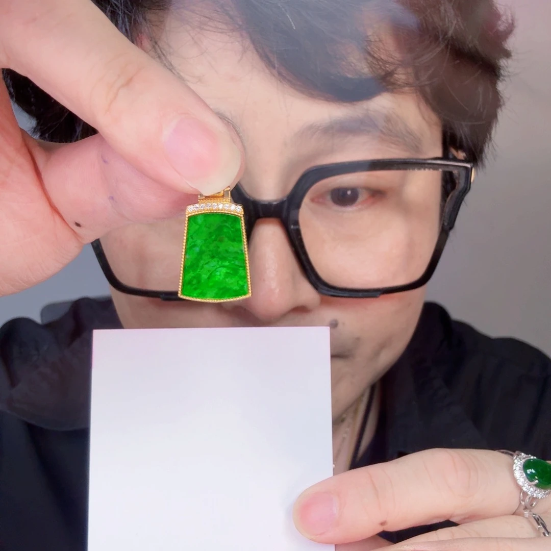 翡翠未镶嵌颈饰一件