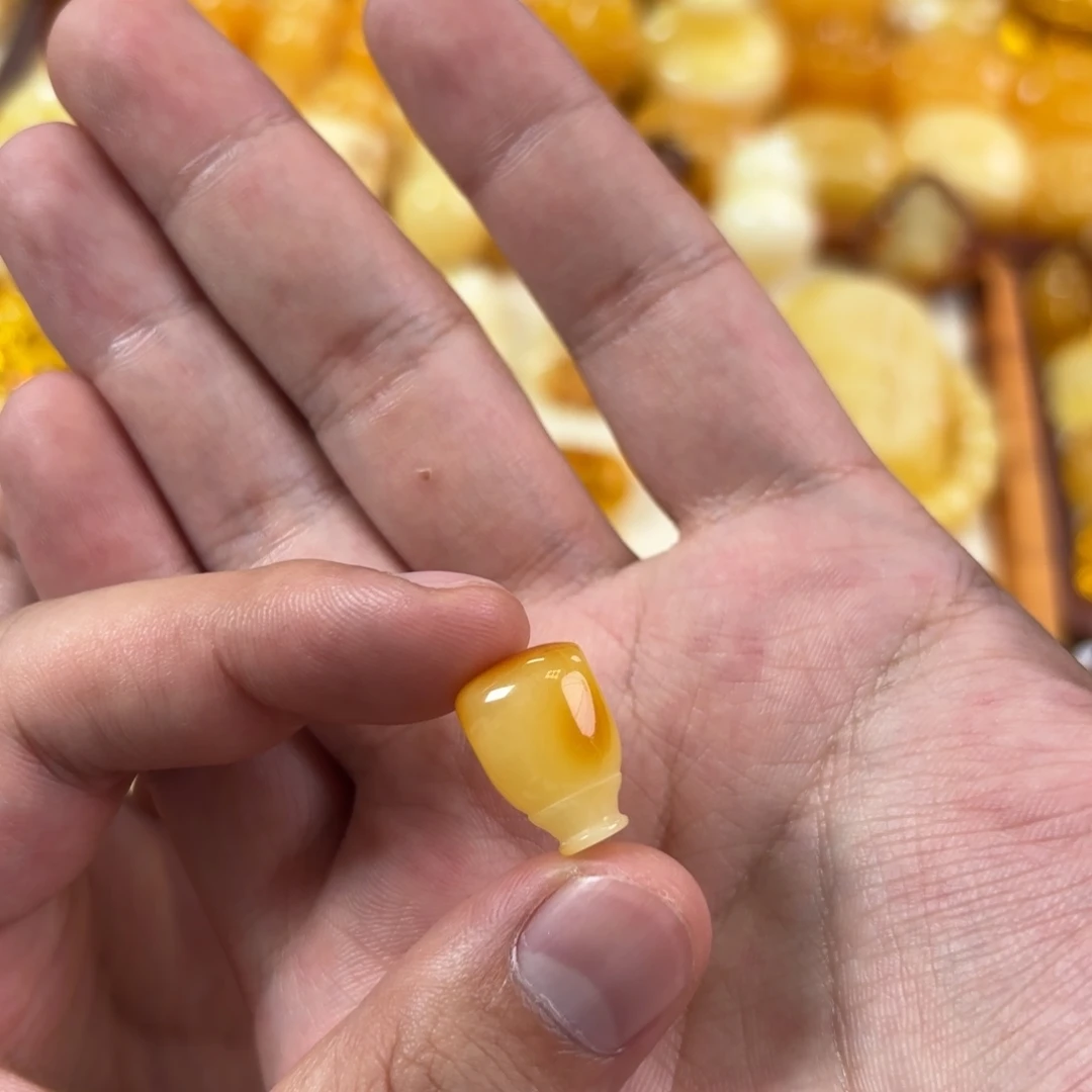 蜜蜡未镶嵌裸石三通