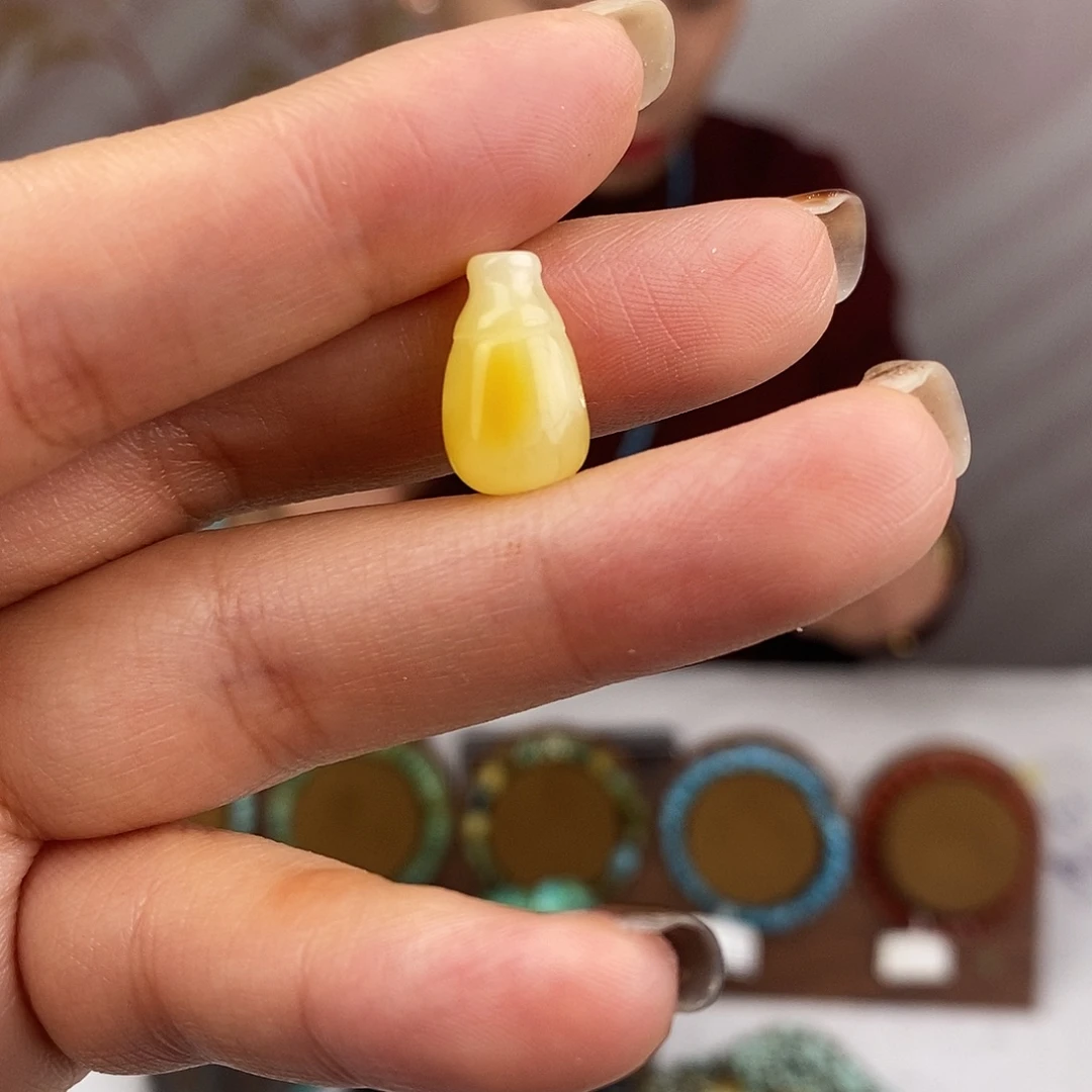 ****端琥珀未镶嵌琥珀画