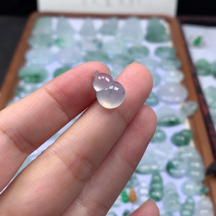 颈饰未镶嵌翡翠冰种飘花葫芦