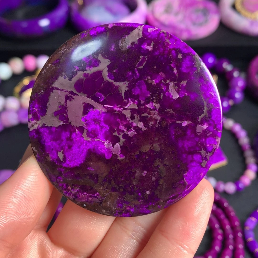 苏纪石（舒俱来）未镶嵌红丝绒圆牌