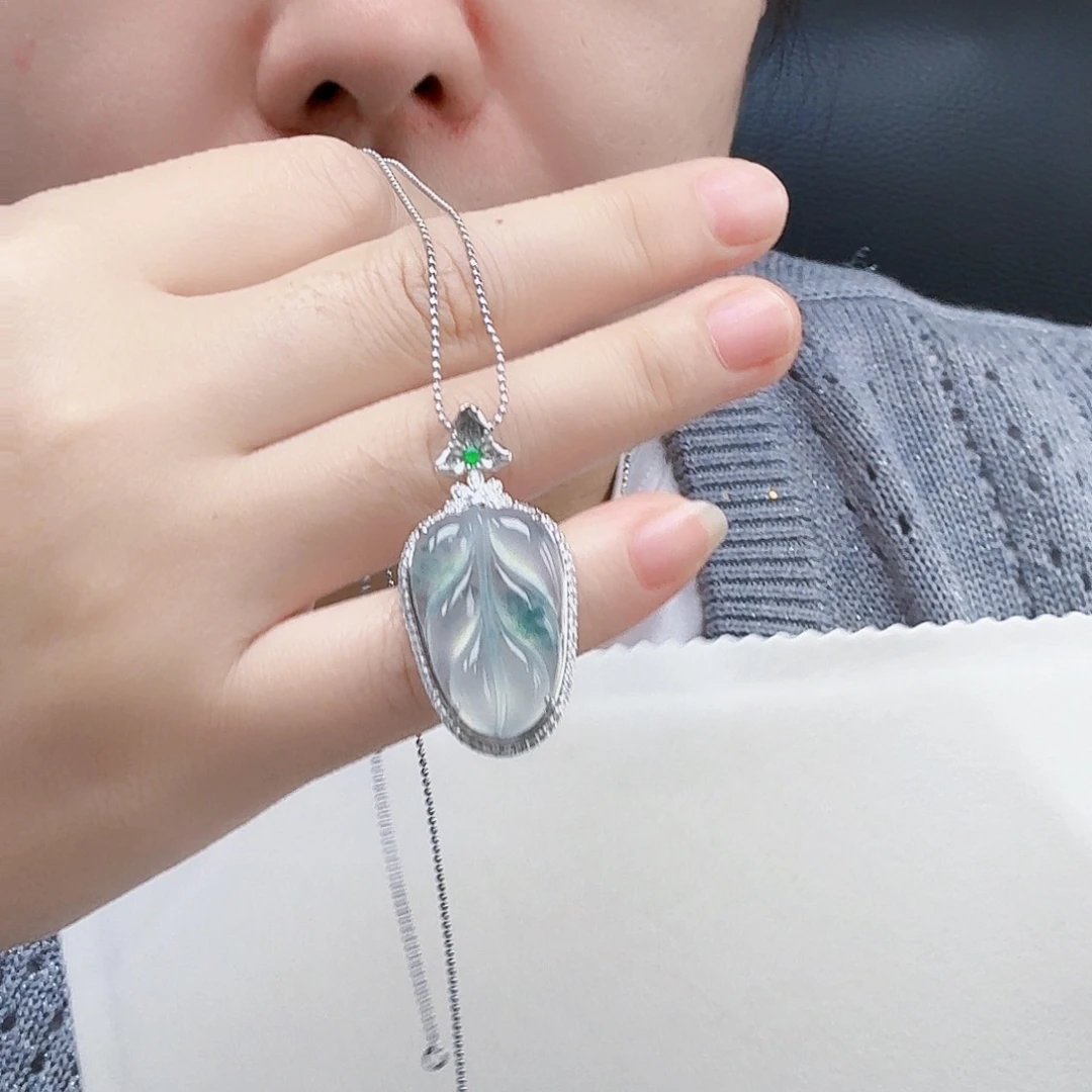 翡翠18K金镶嵌颈饰翡翠叶子